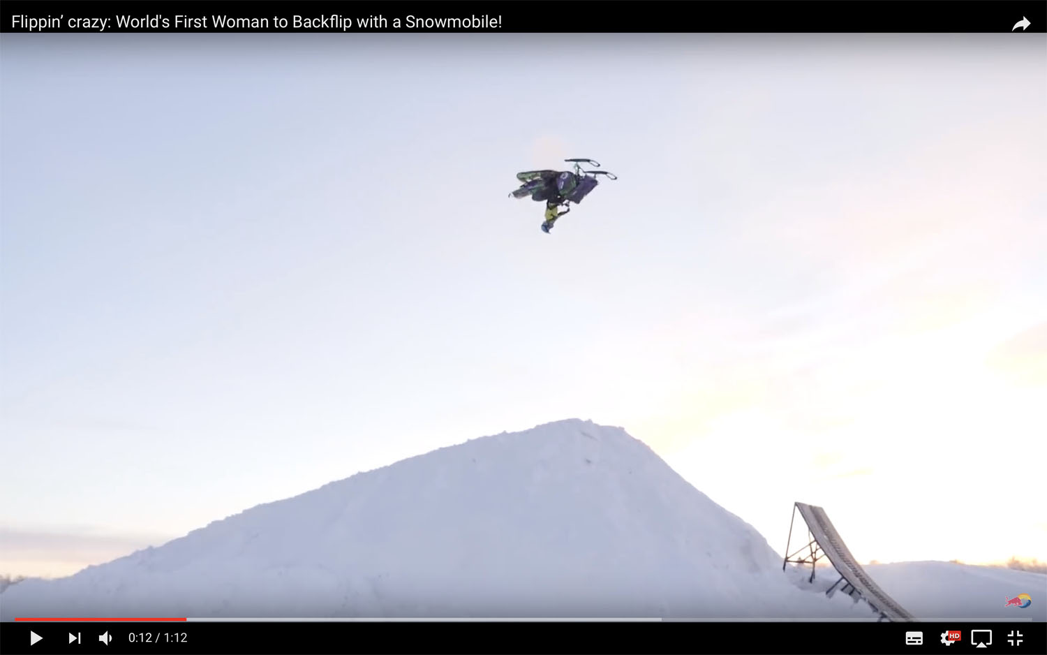 Första kvinnliga backflippen på snöskoter