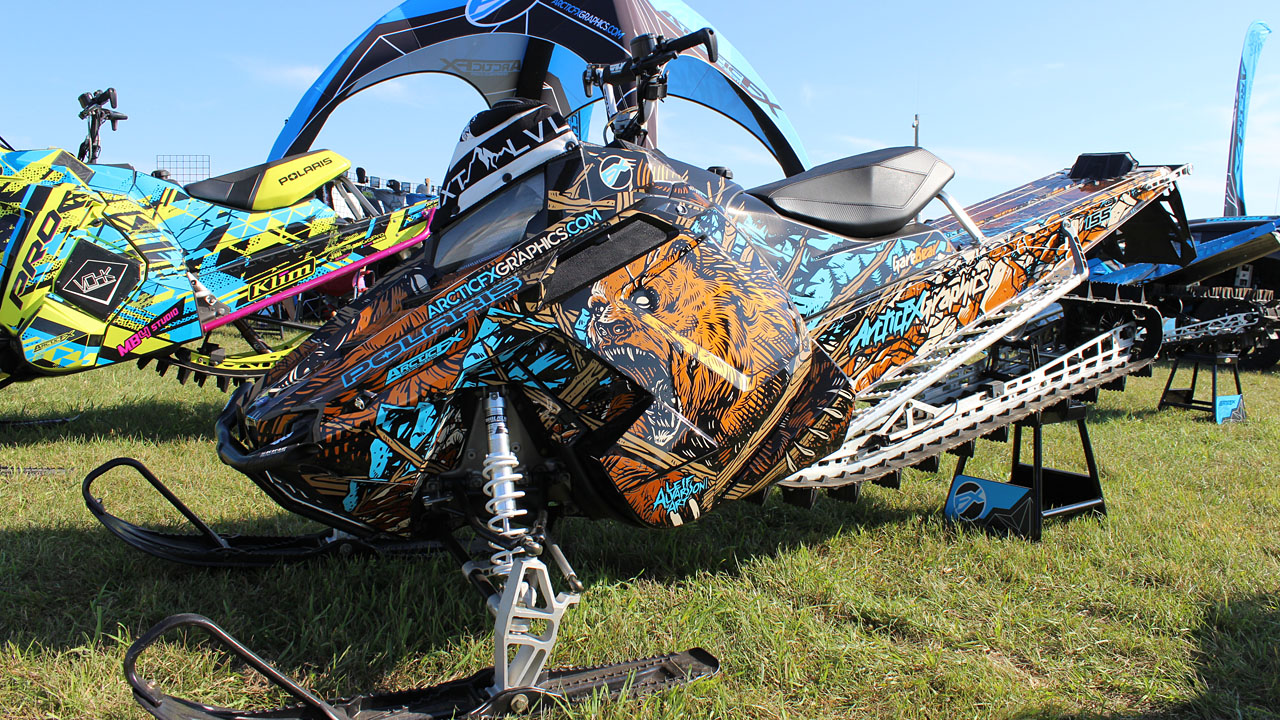 SnowRider TV Ep. 32, Säsong 2 - Stötdämpare nyhet, Dekala av skotern